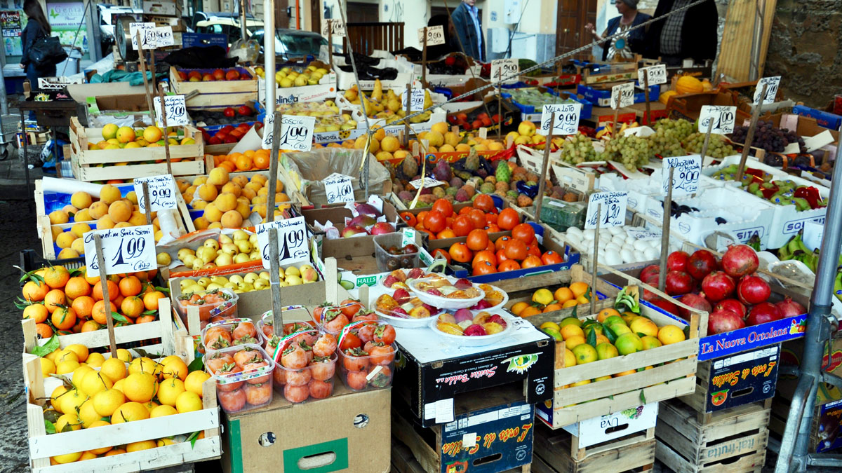 Via Volturno: Reiches Angebot auf dem Markt am Vormittag. Foto HvF