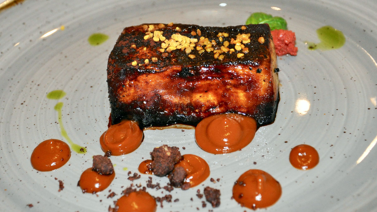 A’Cuncuma: Schweinebauch mit Aprikosen-Marmelade. Foto HvF
