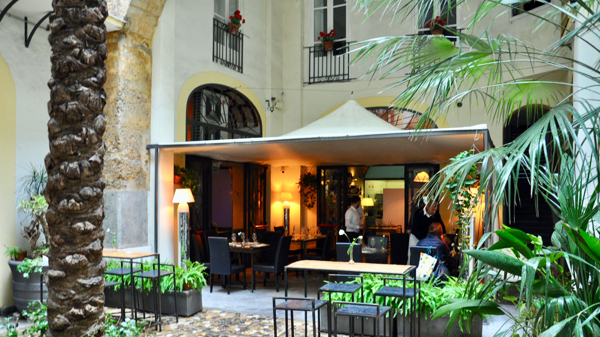 Locanda del Gusto: Romantischer Innenhof, gute Küche in der Via Vittorio Emanuele Foto HvF