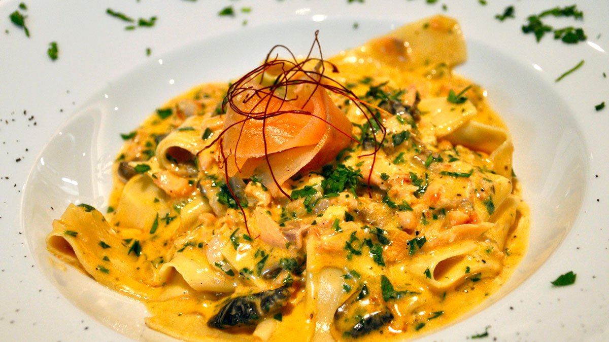 BellOtero: Pappardelle mit Lachs, Scampi, Champignons in Sahnesauce. Foto HvF