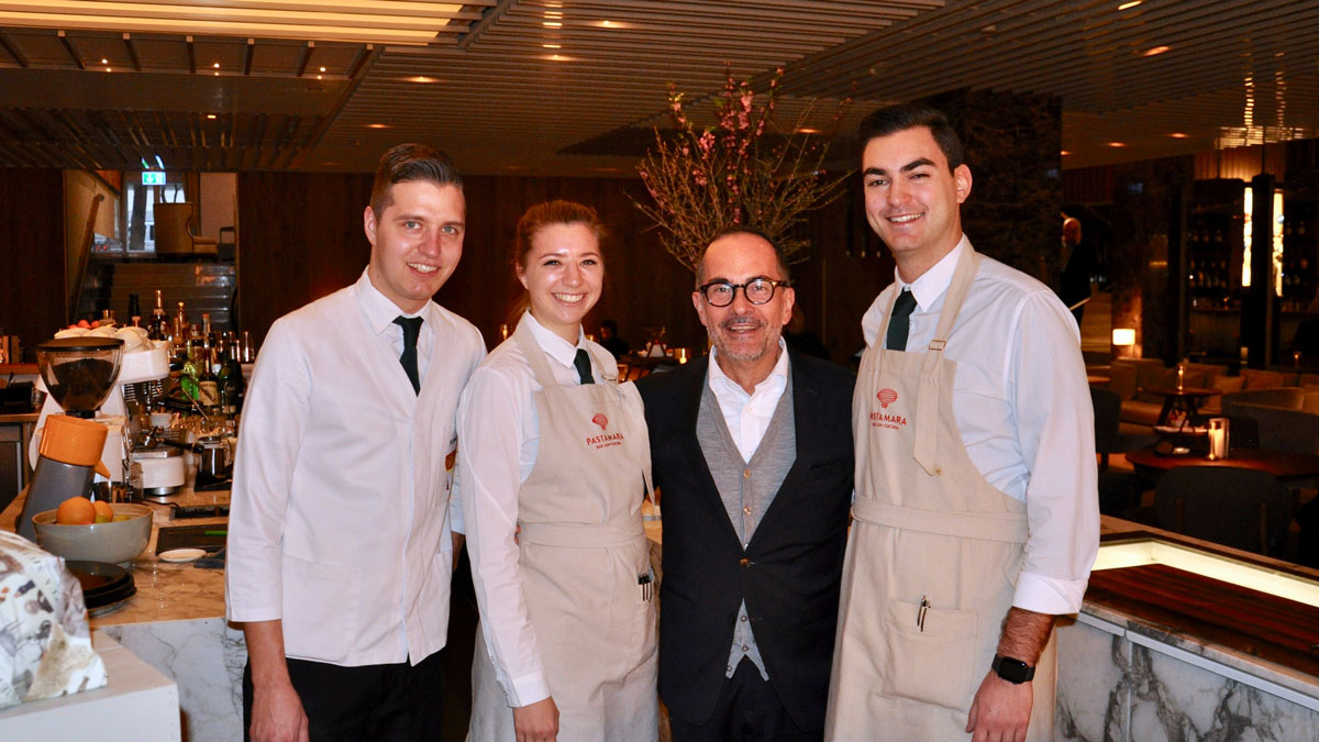 Restaurant-Manager Marco Cristina, Matthias, Anna und Anil (v.li.). Foto WR