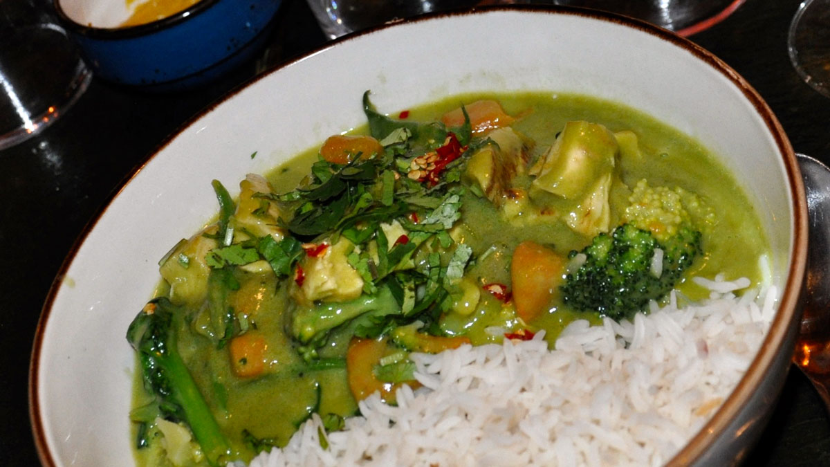 Grünes Thai Curry mit Kokosnuss-Creme, Zitronengras und Basmati Reis. Foto WR