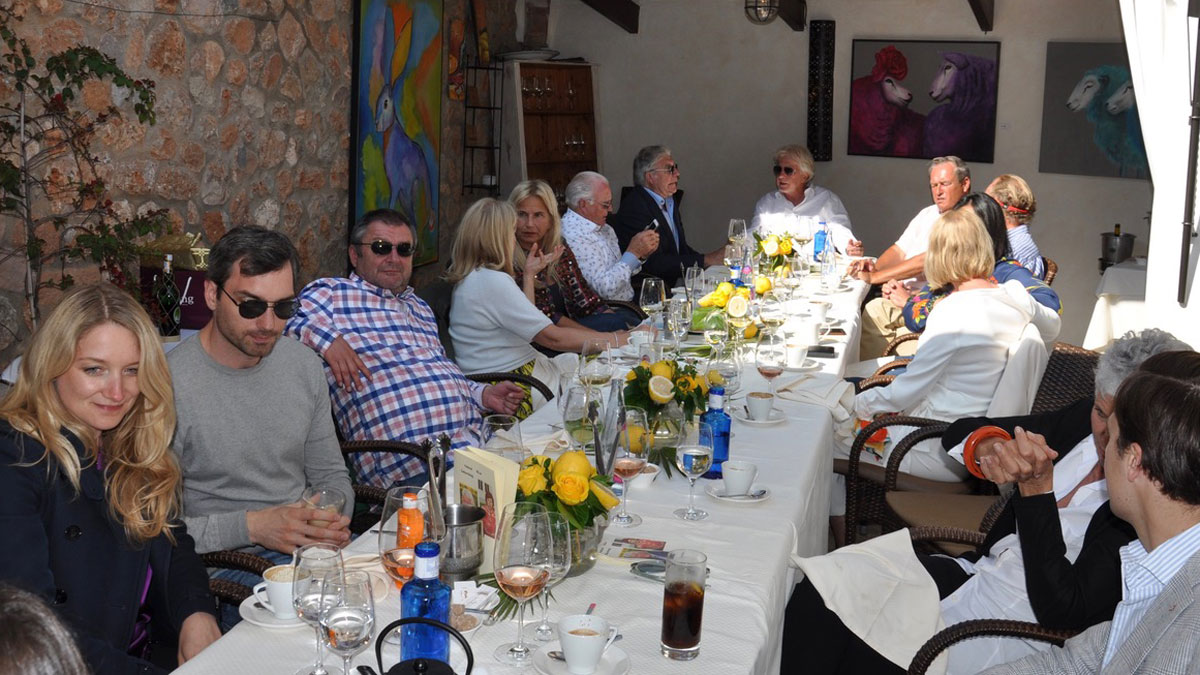 Festliche Tafel im Innenhof der Mühle. Foto WR