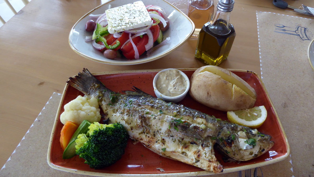 Klassiker: Gegrillter Fisch und griechischer Salat. Foto IH