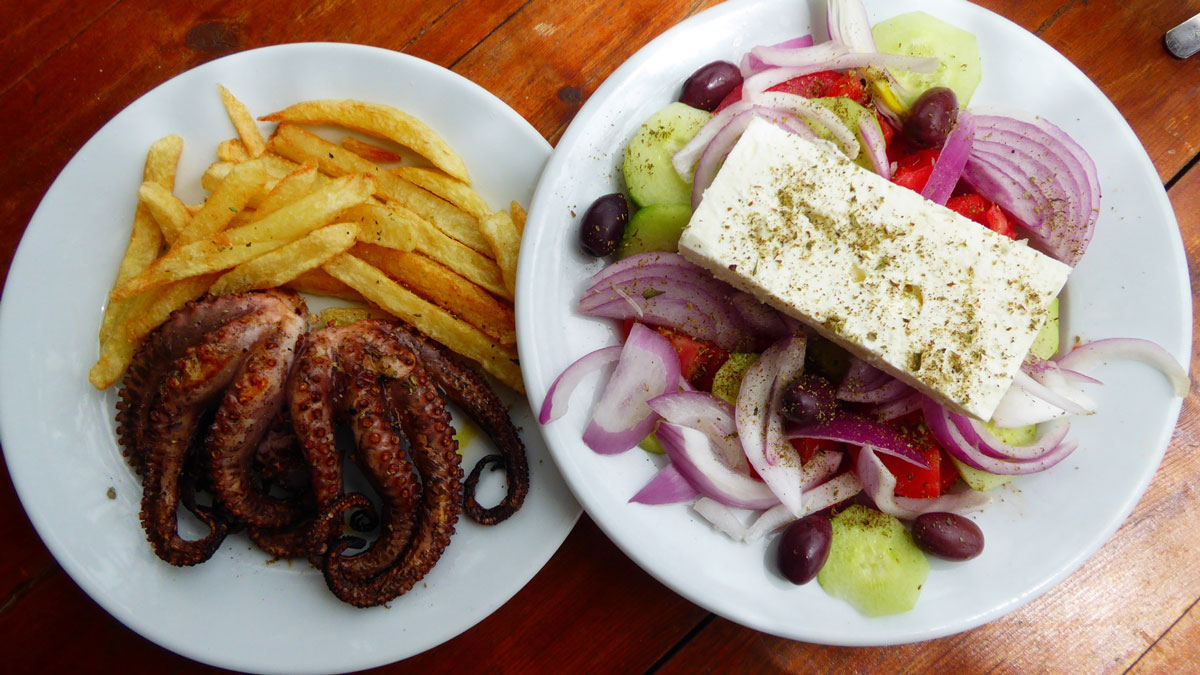 Praia Beach Bar: griechischer Salat mit gegrilltem Oktopus. Foto IH