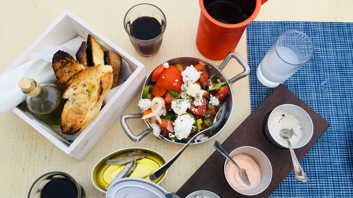 Mezze (griechische Tapas wie Salat, Sardinen, Tzatziki, Fischrogenpaste). Foto IH