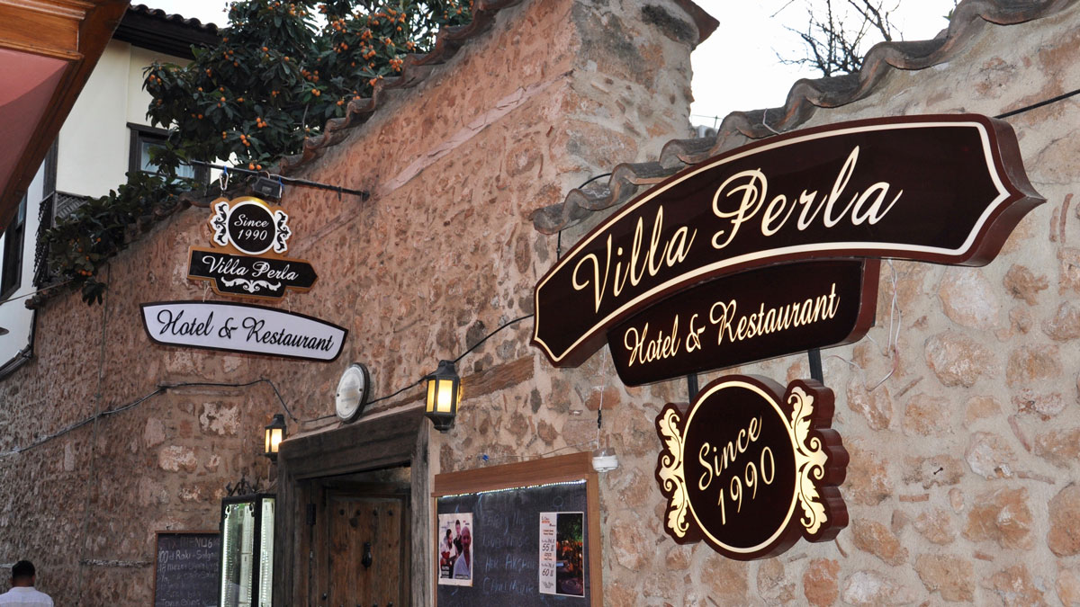 Villa Perla: Romantisches Restaurant mit Pool im Patio