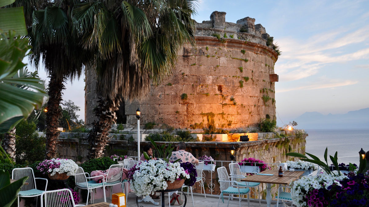 Restaurant Marco: Romantische Terrasse direkt hinter dem Hidirlik Turm