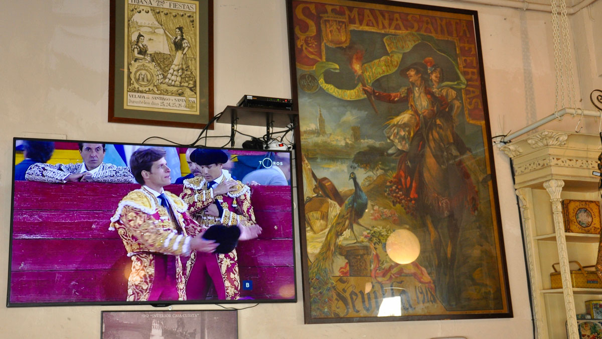 Casa Cuesta: An den Wänden alte Plakate, auf dem Bildschirm durchgehend Stierkämpfe. Foto WR