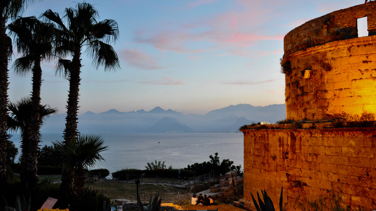 Der 2000 Jahre alte römische Hidirlik-Turm zwischen der Altstadt und dem Meer