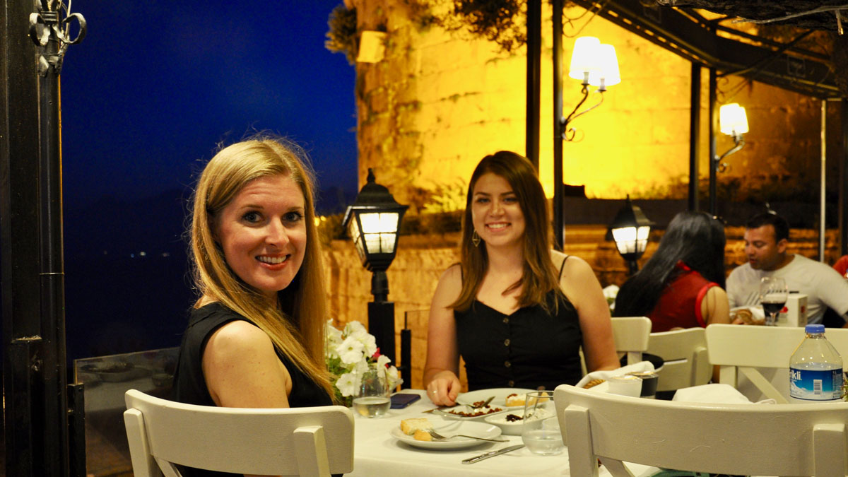 Restaurant Telatur. Gäste aus Amerika: Lucy und Cindy sind begeistert von der türkischen Küche