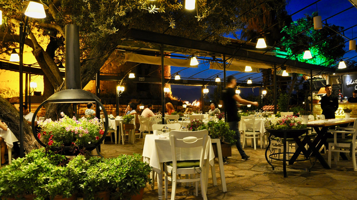 Restaurant Telatur: romantische Abendstimmung im Garten direkt am Hidirlik-Turm