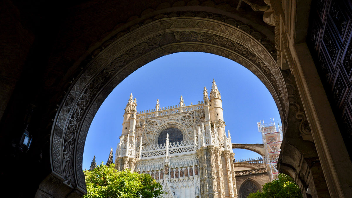 Reizvoller Kontrast: Blick durch maurischen Torbogen auf grazile Gotik der Kathedrale. Foto WR