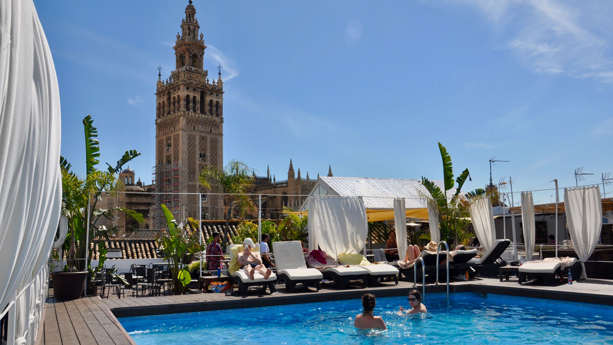 Hotel Fontecruz: Pool und Rooftop-Bar mit herrlichem Blick auf die Kathedrale. Foto WR