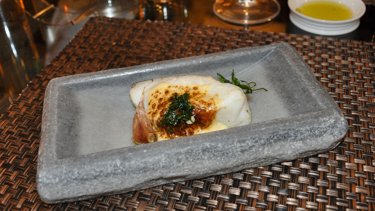 AZ-Zait: Köstlicher Bacalao (Stockfisch) mit Tomatenfond, gratiniertem jungen Knoblauch, frittierter Petersilie. Foto WR