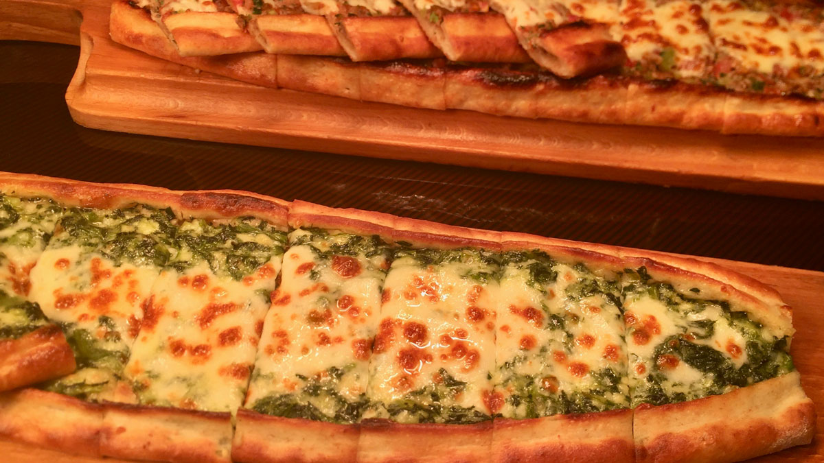 AKRA: Türkische Pizza (Lahmacun) mit Spinat und Hackfleisch Bein Mittagsbüffet