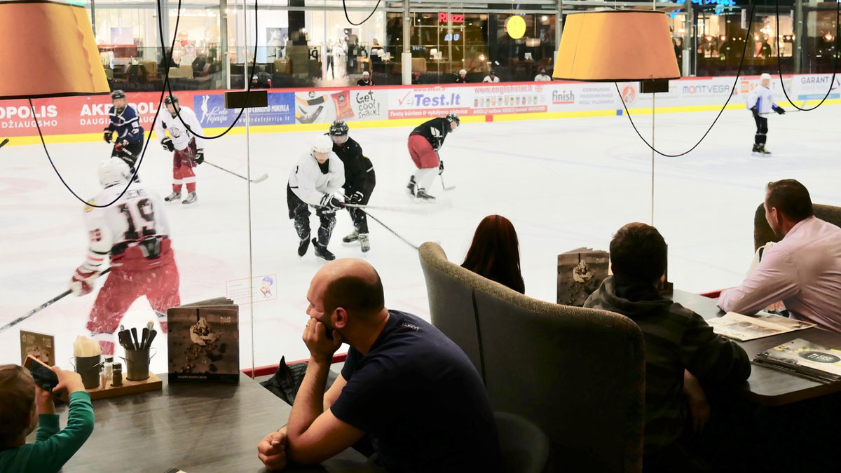 Eishockey im Einkaufszentrum. Foto JW