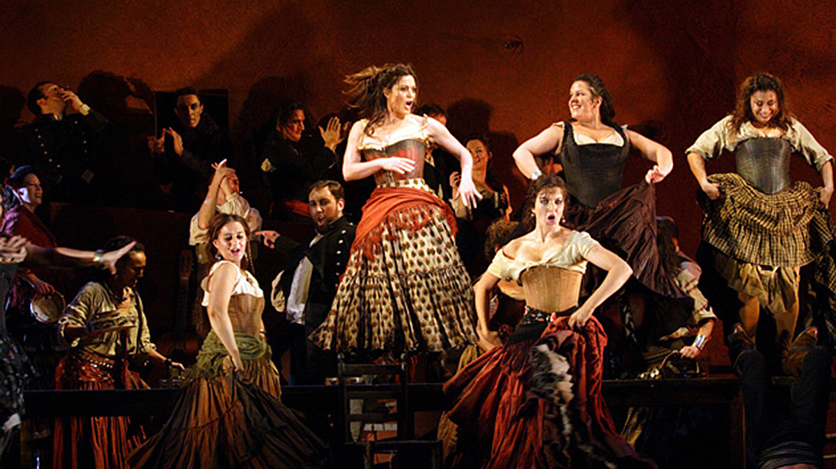 Carmen – eine der schönsten Opern der Welt. Liebe und Drama in der Tabakmanufaktur von Sevilla Foto Catherine Ashmore