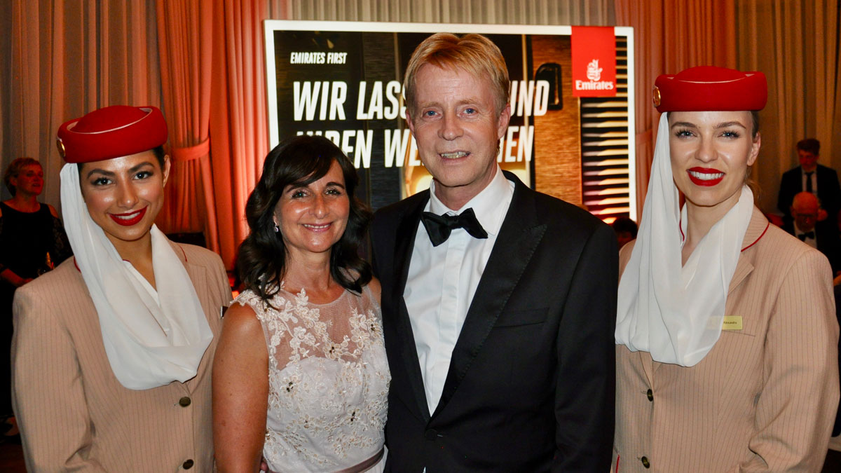 Emirates Vice-President Volker Greiner, Ehefrau Luisa, mit Emirates Flugbegleiterinnen. Foto WR