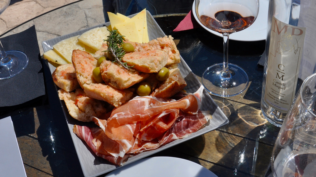 Perfekte Liaison: Serrano Schinken, Pan con Tomate, Käse und natürlich ein Glas Sauvignon Blanc. Foto HvF