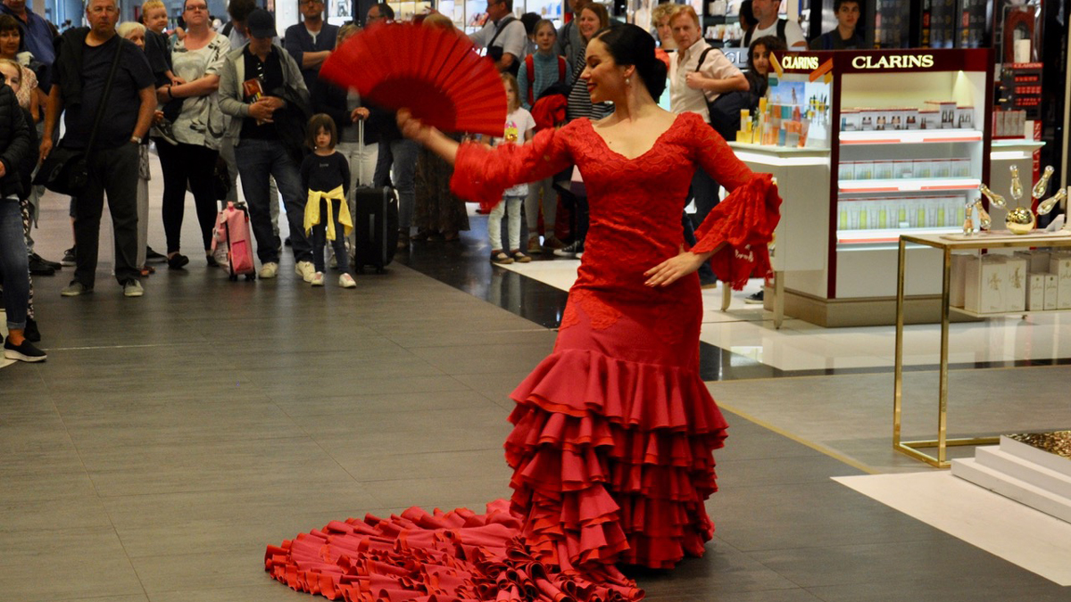 Flughafen Palma: Flamenco in der Duty free Kosmetik-Abteilung. Foto HvF