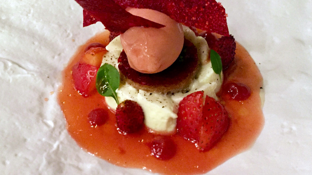 Gariguette-Erdbeeren mit kleinem Baba, Erdbeersorbet, Croustillant „Gavottes“, Chantilly-Creme mit Basilikum, Erdbeercoulis und schwarzer Limone. Foto WR