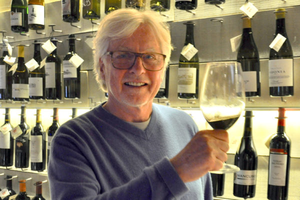 Gourmino-Express Herausgeber Helmut von Finck: Sein Herz gehört dem Weißwein, aber ab und zu darf es auch ein Glas Rotwein sein. Foto HvF