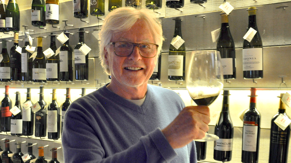 Gourmino-Express Herausgeber Helmut von Finck: Sein Herz gehört dem Weißwein, aber ab und zu darf es auch ein Glas Rotwein sein. Foto HvF