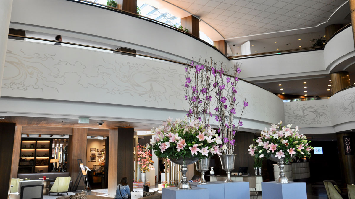 Corvinus: Frische Blumenarrangements in der Lobby. Foto WR