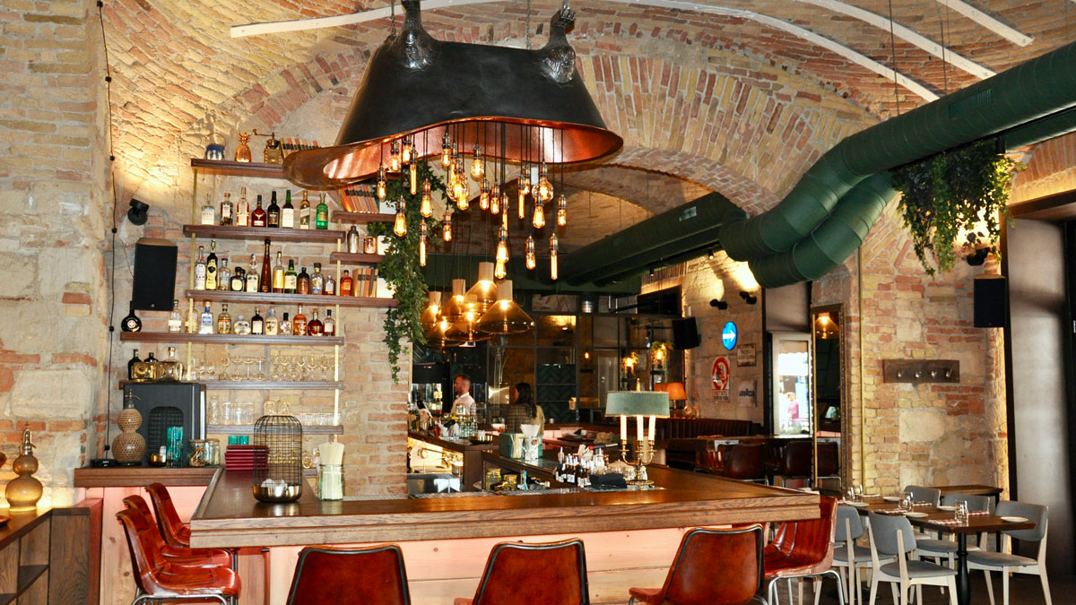 La Fabbrica: Originelle Deckenlampe über der Bar. Foto WR