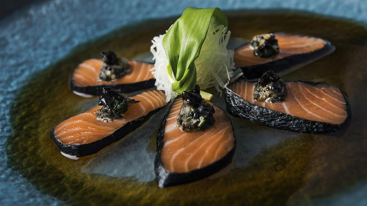 Nobu: Lachs mit Rettich und schwarzer Bohnen Sauce. Foto Nobu