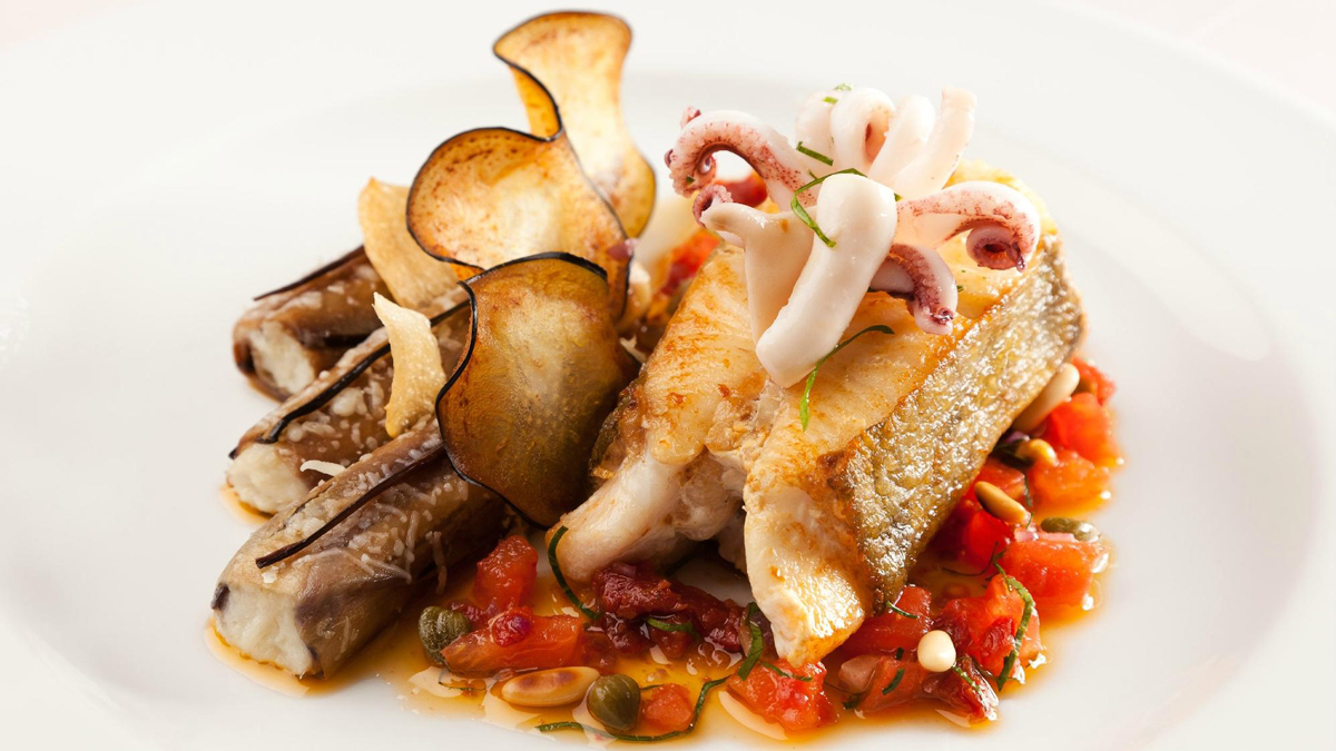 Petersfisch mit Auberginen-Canneloni, Stockfisch-Mousse, Tintenfisch und Tomaten-Concassée. Foto Buerehiesel