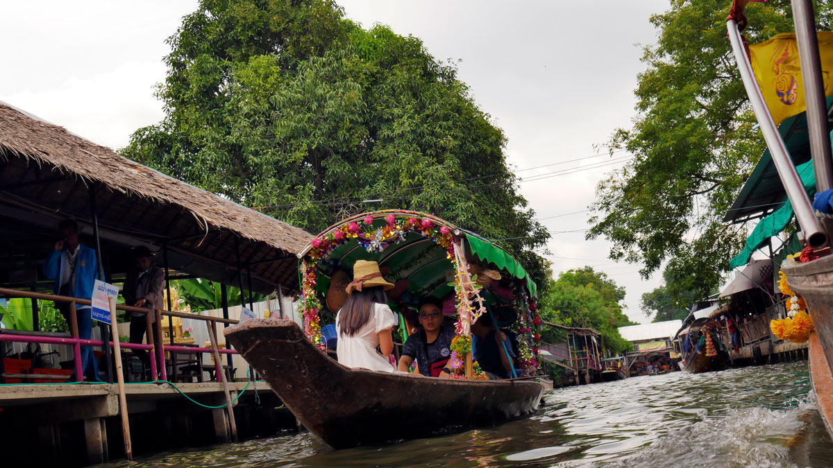 Den Klong Lad Mayom floating market erreicht man auch per Boot. Foto JW