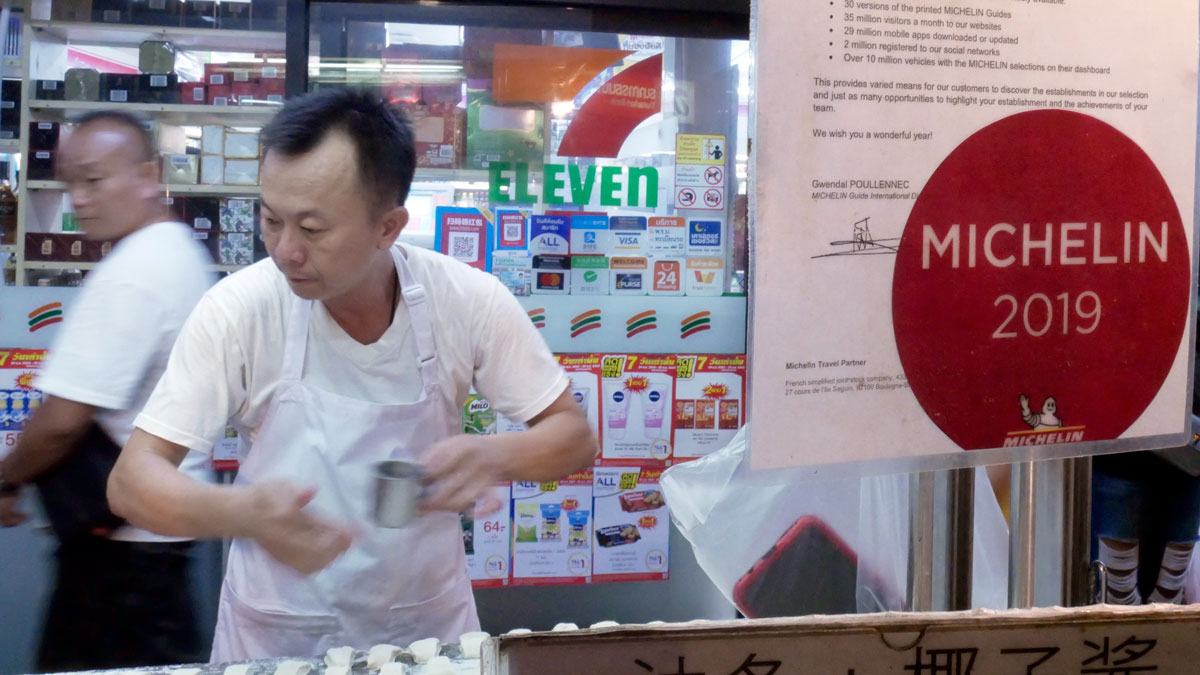 Gibts nur in Chinatown. Vorne Michelin ausgezeichneter Stand, hinten 7ELEVEN Billigmarkt. Foto JW