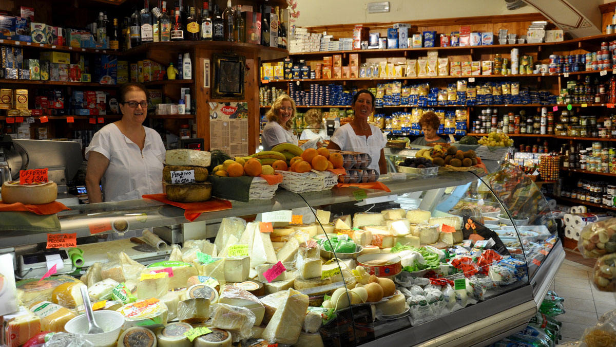 Lucca. Hausgemachte Pasta, Schinken und Käse aus der Region bei Giurlani. Foto WR