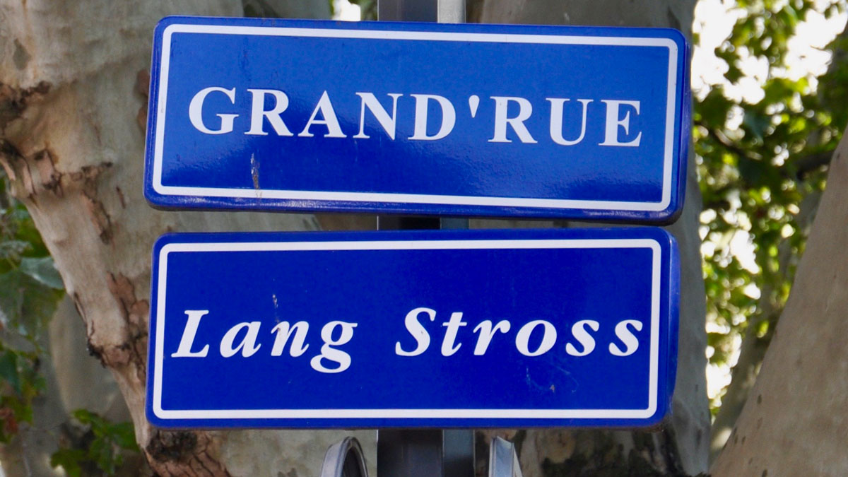Straßennamen zweisprachig. Auf deutsch "Lange Straße". Foto WR