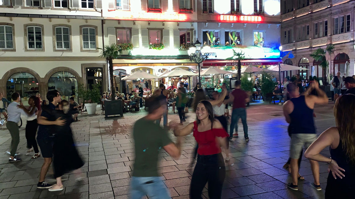 Auch das ist Straßburg: Salsa und Tango am Abend auf dem Gutenberg-Platz wie in Buenos Aires . Foto WR