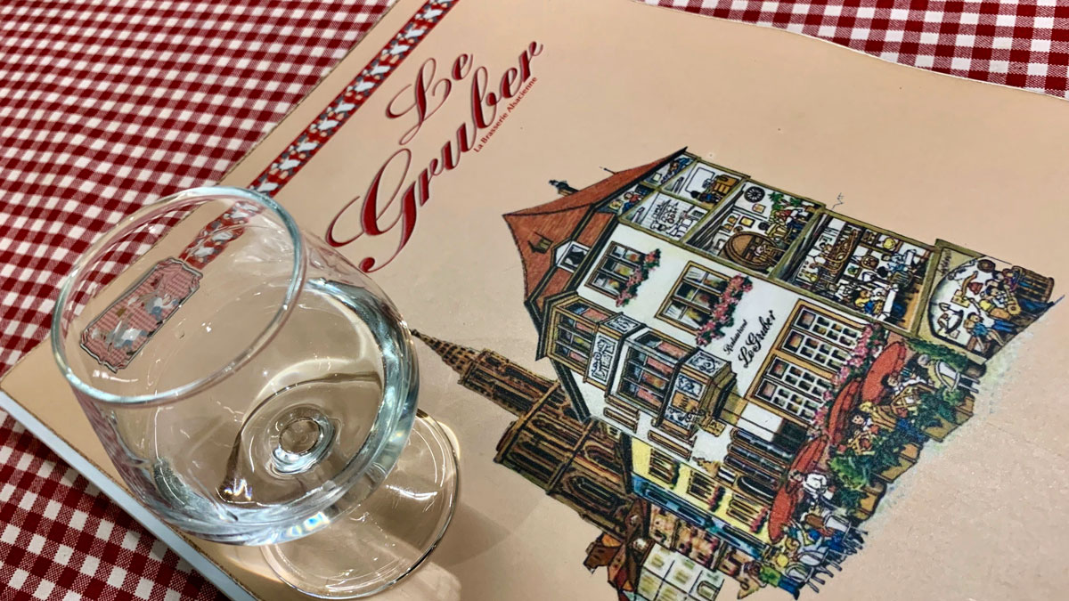 Brasserie Le Gruber, Rue du Maroquin 11, am Münster: Ein aromatischer Marc de Gewürztraminer (Grappa) als Digestif… Foto WR