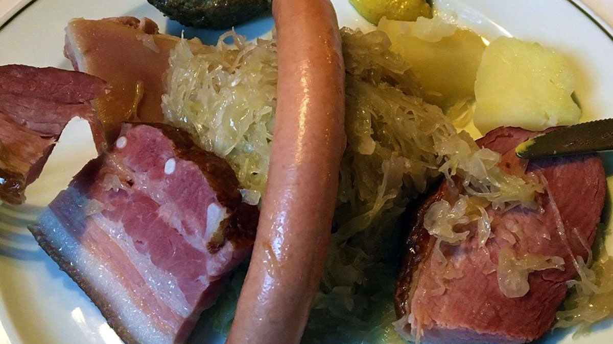 Maison des Tanneurs: Deftiges vom Schwein mit Sauerkraut.