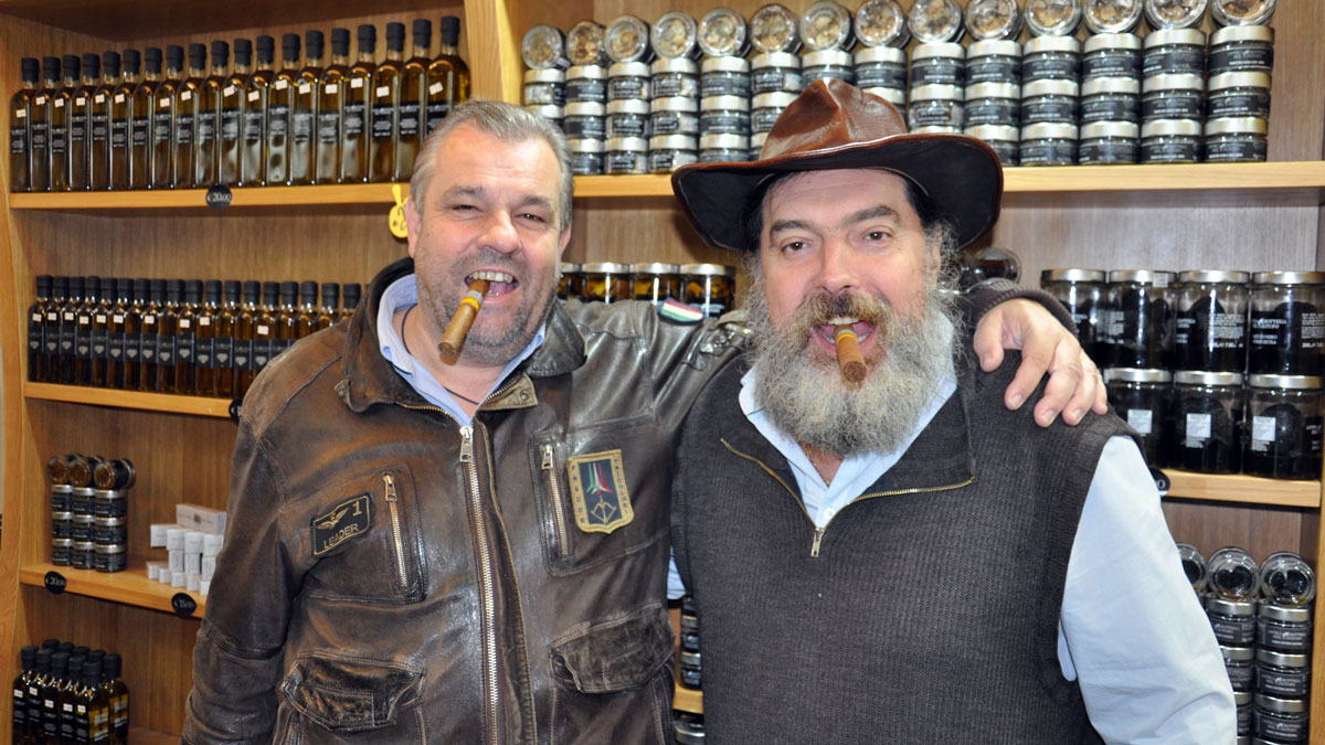 Auch Trüffelhändler brauchen zwischendurch einen anderen Geschmack auf der Zunge: Martin Hartweg (li.) Gianlucca Sacchetto. Foto WR