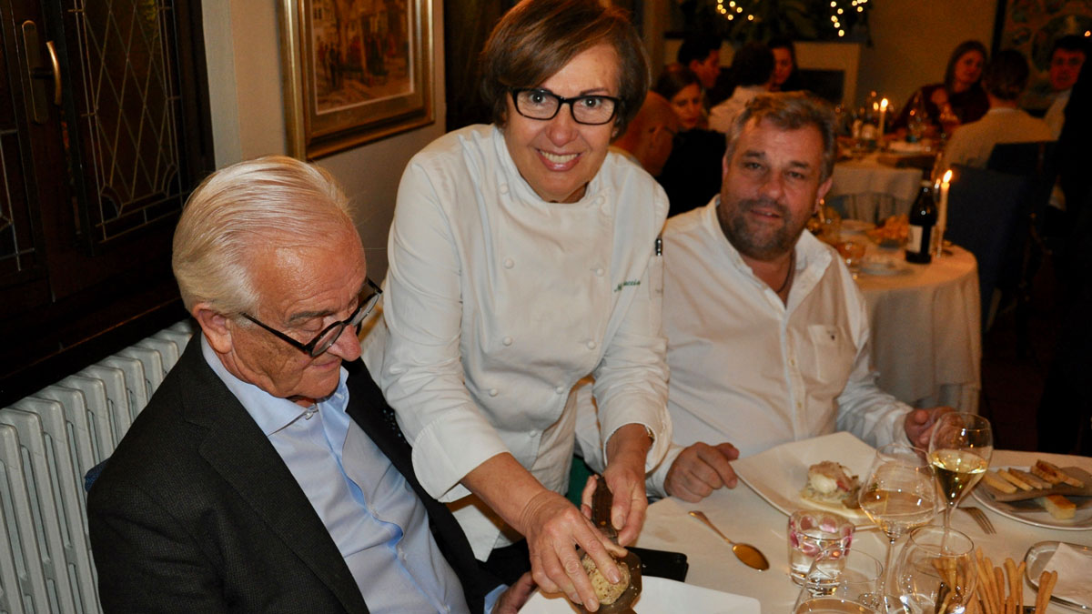 Sternerestaurant San Marco in Canelli: Chefin Mariuccia Roggero hobelt die Trüffel großzügig. Foto WR