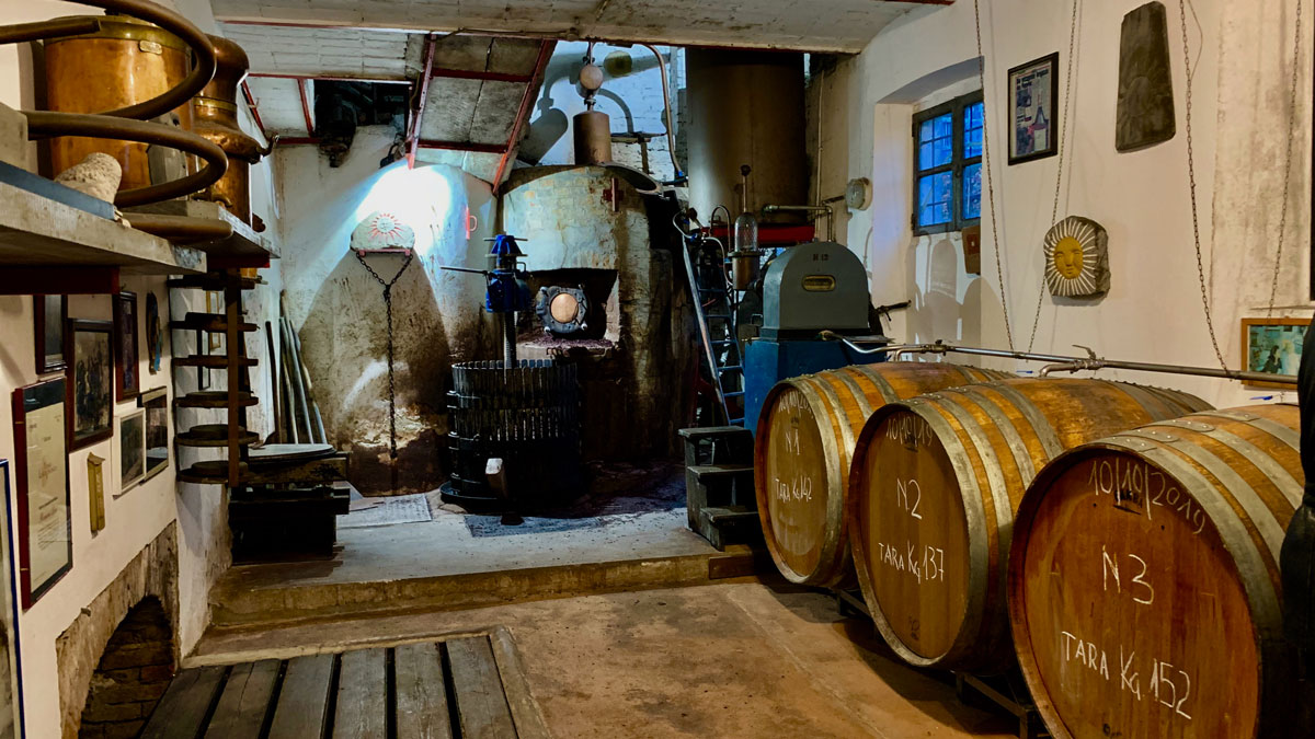 Die kleine Destillerie von Romano Levi in Neive. Foto WR