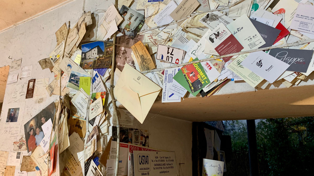 Brennerei Romano Levi: Hunderte von Visitenkarten zieren die Wände. Foto WR