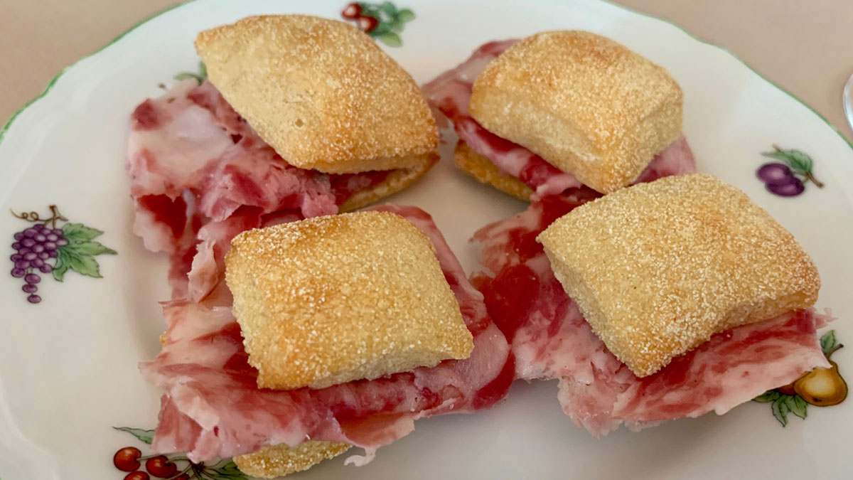 Il Cascinale Nuovo: Ein kleiner Schinken-Sandwich zum Einstieg schmeckt auch im Sterne-Restaurant. Foto WR