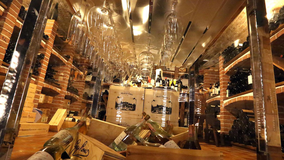 Felicin: Im Weinkeller die besten Tropfen aus dem Piemont. Foto Felicin