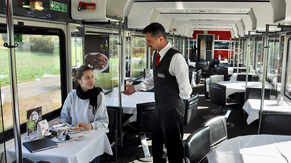 So macht Bahnfahren Spaß: Weiß eingedeckte Tische im Speisewagen der Schweizer Bahn. Foto WR