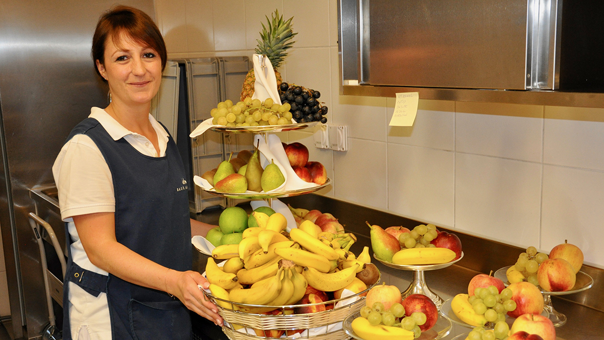 Sanja Marinic versorgt die Zimmer mit frischem Obst. Foto WR