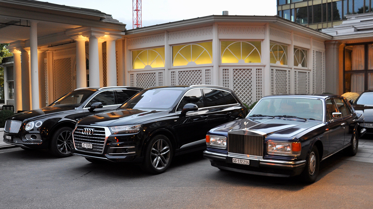 Exklusive Limousinen vor dem Hotel Foto WR