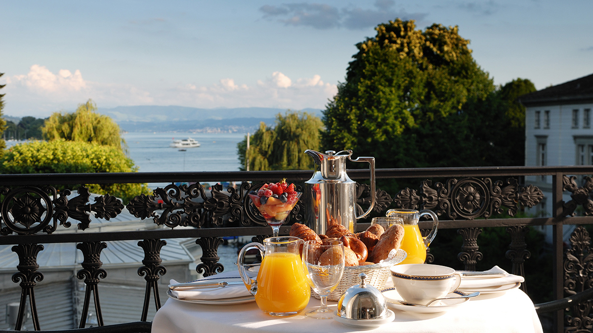 Frühstück mit Ausblick: Herrlicher Blick von den Balkon-Suiten auf den See und die Berge. Foto Baur