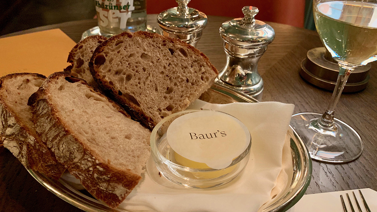 Herzhaftes Brot und beste Butter werden in der Brasserie gereicht. Foto WR